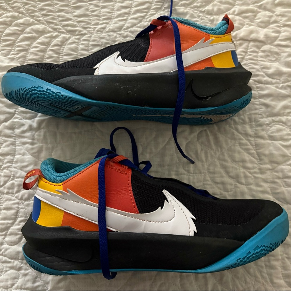 Boys size 5 Nike Space Jam Looney Tunes basketball sneakers